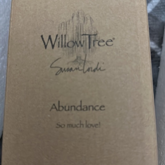 New Willow Tree figurine, Abundance - Picture 3 of 3